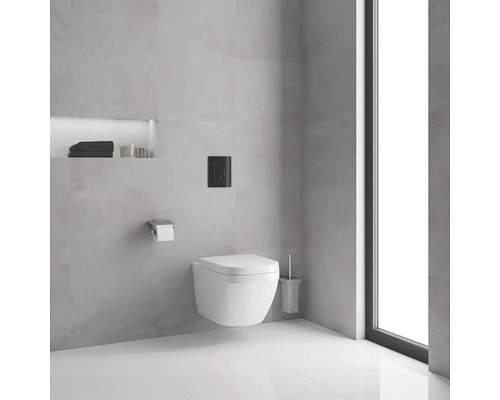 Moderní koupelna se závěsným WC, ovládacím panelem a minimalistickým designem