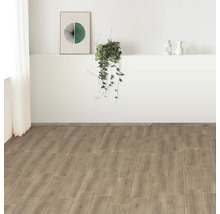 Světlá místnost s dřevěnými dlaždicemi a dekorací