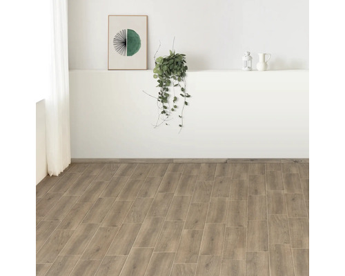 Světlá místnost s dřevěnými dlaždicemi a dekorací