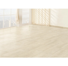 Světlá místnost s položenou dlažbou a oknem