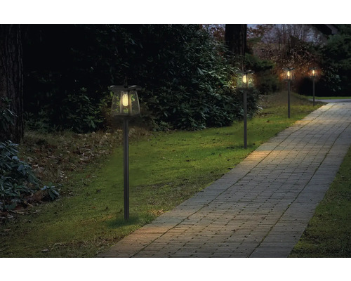 Osvětlená zahradní cesta se solárními světly večer