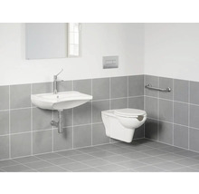 Bezbariérová koupelna se závěsným WC, umyvadlem, podpěrným madlem a obklady