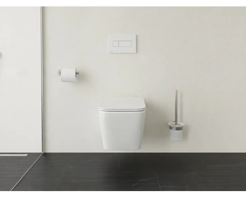 Moderní koupelna s nástěnným záchodem, WC štětkou, držákem na toaletní papír a ovládacím panelem