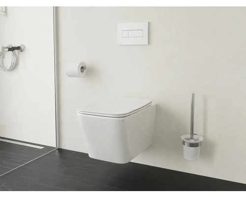 Závěsná toaleta s držákem toaletního papíru, štětkou na toaletu a ovládacím panelem v koupelně