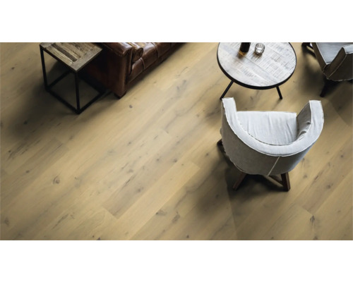 Světlá dřevěná podlaha v obývacím pokoji s nábytkem