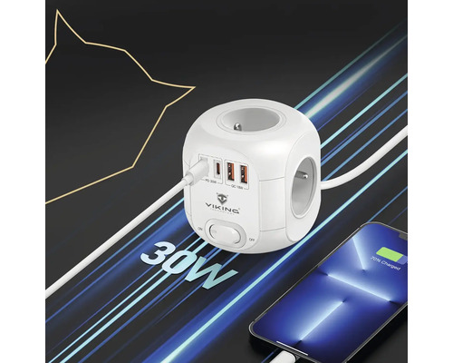 Bílá kostka zásuvky s USB porty a nabíjecím kabelem v provozu.