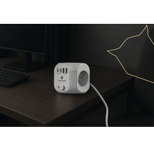 Napájecí kostka se třemi porty USB a vypínačem na stole