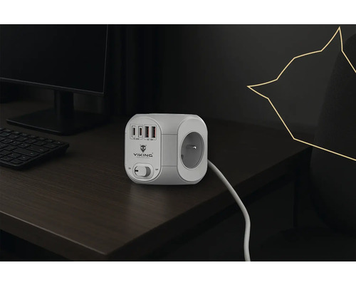 Napájecí kostka se třemi porty USB a vypínačem na stole
