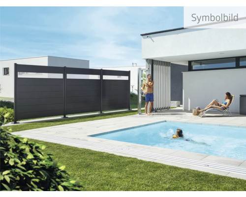 Scéna se zástěnou na ochranu soukromí, bazénem a relaxujícími lidmi na zahradě