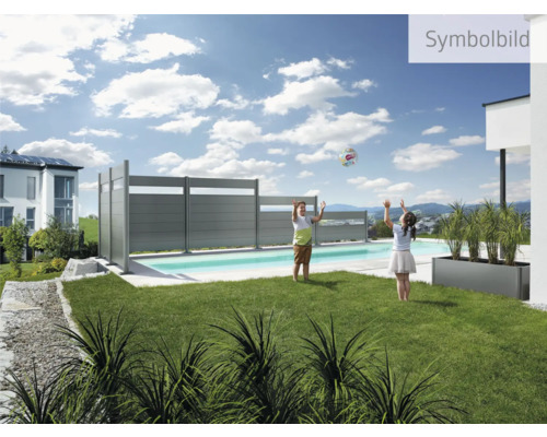 Zahrada s bazénem a plotem pro ochranu soukromí