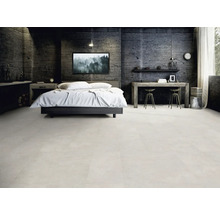 Ložnice s postelí, psacím stolem a podlahovými dlaždicemi ve světlé barvě