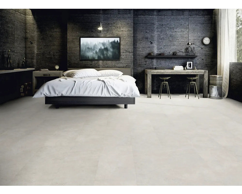 Ložnice s postelí, psacím stolem a podlahovými dlaždicemi ve světlé barvě