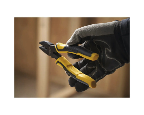 Ruka v pracovních rukavicích drží žluto-černé štípací kleště.