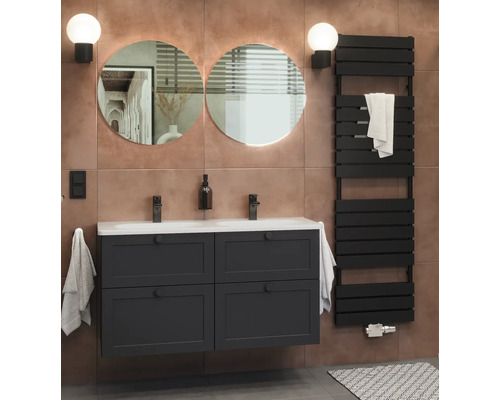 Designové topné těleso ROTHEIGNER 1780 x 500 x 72 mm připojení 1 dole uprostřed Koupelna s umyvadlovou skříňkou, dvěma kulatými zrcadly, topným tělesem na ručníky a nástěnnými svítidly
