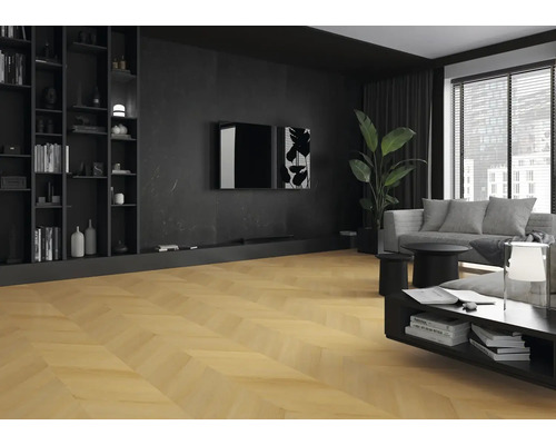 Obývací pokoj se světle hnědou parketovou podlahou do rybí kosti, černou knihovnou a pohovkou