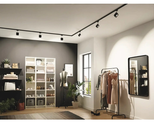 Šatna s regály, věšákem na oblečení, zrcadlem a černým kolejnicovým systémem se spoty