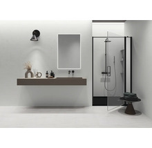 Moderní koupelna s umyvadlem, osvětleným zrcadlem a sprchou s černým rámem