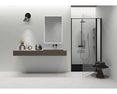 Moderní koupelna s umyvadlem, osvětleným zrcadlem a sprchou s černým rámem