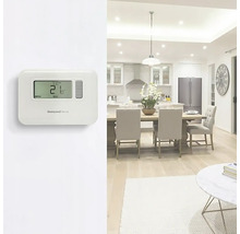 Pokoj s elektronickým termostatem pro regulaci teploty a logem Honeywell Home.