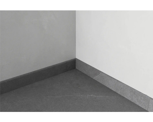 Roh místnosti s podlahovými dlaždicemi a podlahovými lištami