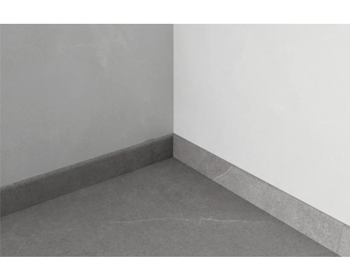 Roh s podlahovými lištami a dlaždicemi