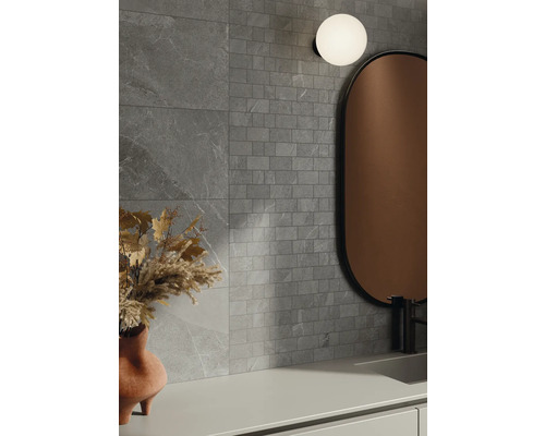 Moderní design koupelny s šedými dlaždicemi v kamenném vzhledu a mozaikovými obklady