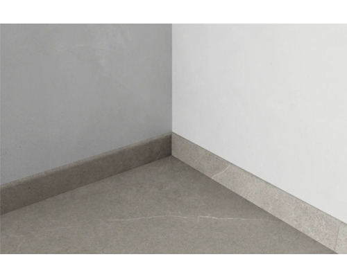 Keramická soklová lišta v rohu místnosti