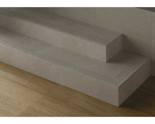 Schodiště s obkladem a protiskluzovými proužky