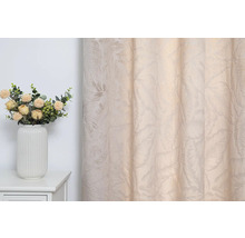 Dekorativní bytové prostředí se závěsem a vázou s květinami na stole