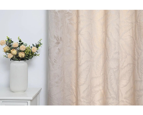 Dekorativní bytové prostředí se závěsem a vázou s květinami na stole