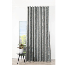 Dekorační šály se závěsem s řasicí páskou před oknem.