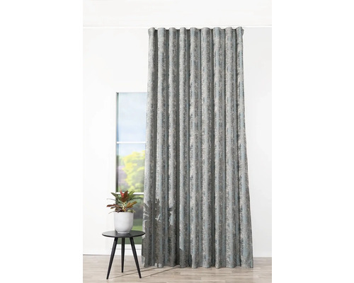 Dekorační šály se závěsem s řasicí páskou před oknem.