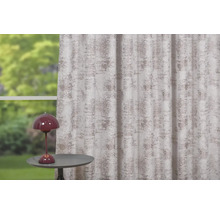 Dekorativní šály se vzorem a stolní lampou na odkládacím stolku