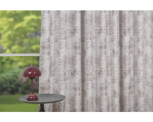 Dekorativní šály se vzorem a stolní lampou na odkládacím stolku