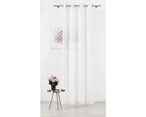 Průhledný závěs se zavěšením na očka a květinovým vzorem ve světlé místnosti