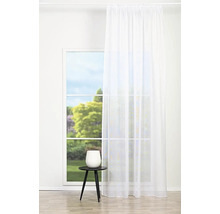 Okno se záclonou a odkládací stolek s vázou