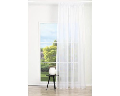 Okno se záclonou a odkládací stolek s vázou