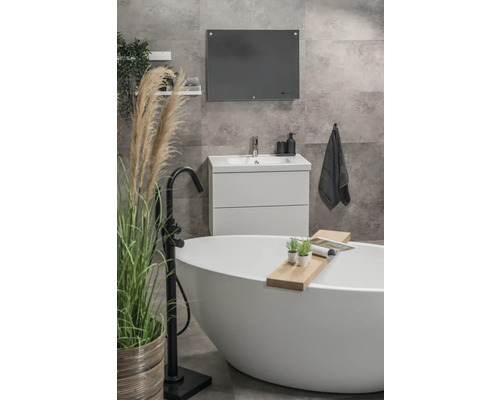 Moderní koupelna s volně stojící vanou, umyvadlem, zrcadlem a dekorací