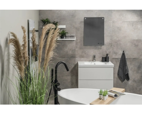 Moderní koupelna s vanou, umyvadlem, zrcadlem a dekorativními prvky