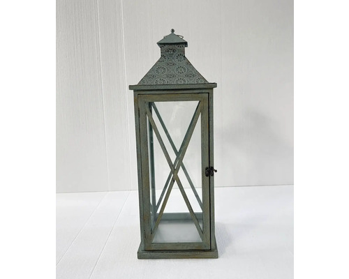 Dekorativní lucerna se skleněnými panely a dřevěným rámem