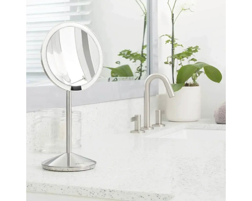 Kulaté kosmetické zrcadlo na umyvadle