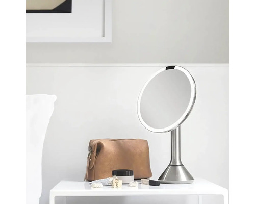 Kulaté kosmetické zrcadlo s osvětlením na stole