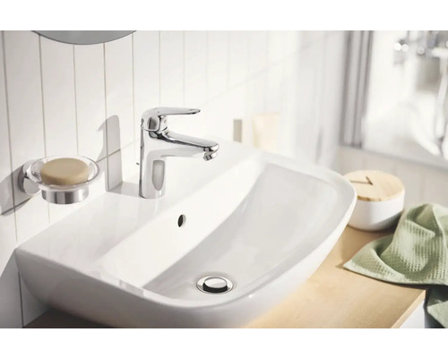 Umyvadlo s baterií a mýdlenkou v koupelně