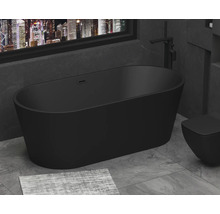 Volně stojící vana a toaleta v moderní koupelně s oknem a výhledem na město.