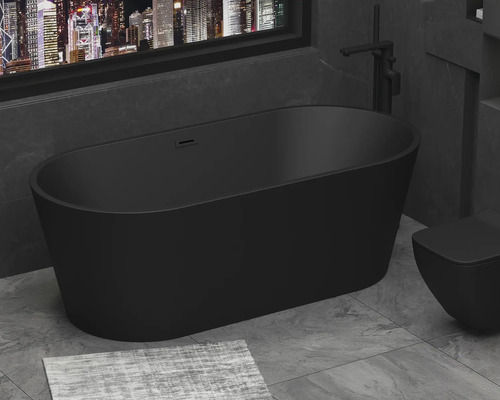 Volně stojící vana a toaleta v moderní koupelně s oknem a výhledem na město.