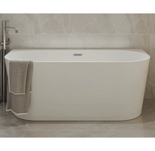 Volně stojící vana s držákem na ručníky v koupelně.