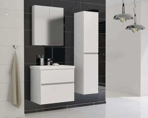 Koupelna s umyvadlem, zrcadlovou skříňkou a vysokou skříní