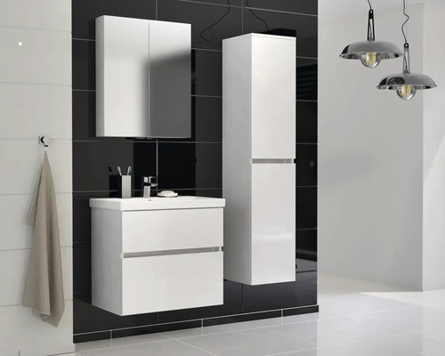 Koupelna s umyvadlovou skříňkou, zrcadlovou skříňkou, vysokou skříňkou a dvěma lampami