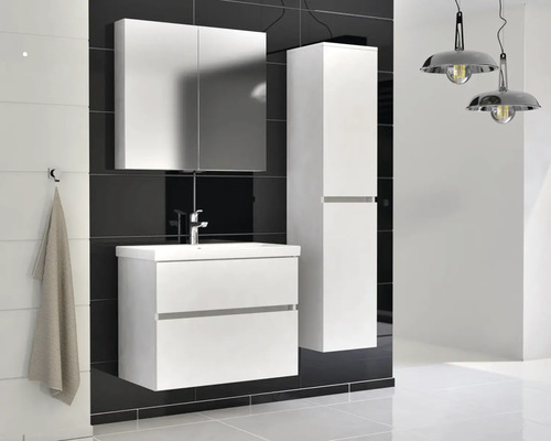 Koupelnový nábytek se skříňkou pod umyvadlo, zrcadlovou skříňkou a vysokou skříní v moderní koupelně