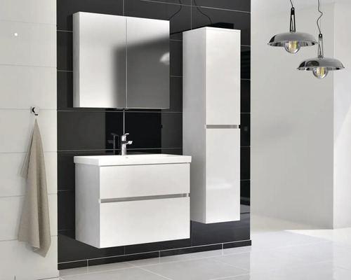 Koupelna s umyvadlovou skříňkou, zrcadlovou skříňkou, vysokou skříňkou a stropními svítidly